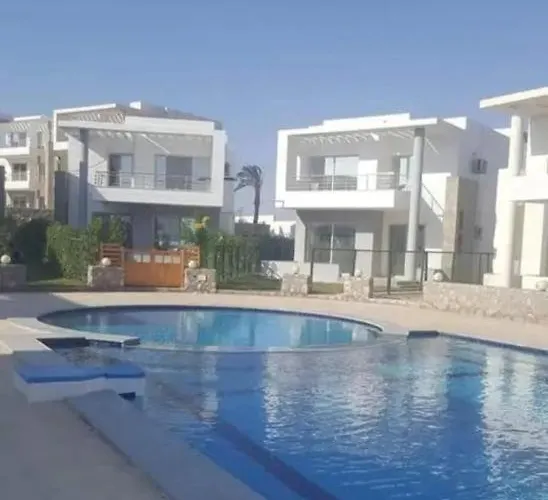 العائلة على شاطئ البحر الأحمر مع مسبح